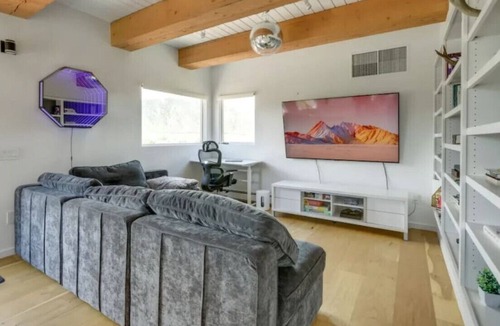 Emma House | White River Oasis, Hot Tub, 7 Acres, Views