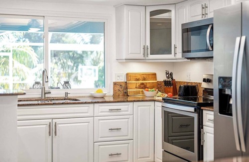 Caloosahatchee House | White Sea Shell - with Tiki Hut and Boat Lift