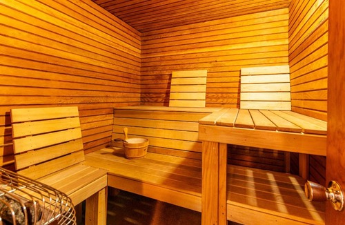 Cascade-Chipita Park House | Winnemucca Spa - Private Guest Suite - Hot Tub, Sauna, Views