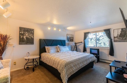 Cascade-Chipita Park House | Winnemucca Spa - Private Guest Suite - Hot Tub, Sauna, Views