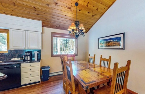 Blue River Cabin | Wonderful Getaway Near Town & Slopes W/Fast WiFi, Full Kitchen, Deck & More