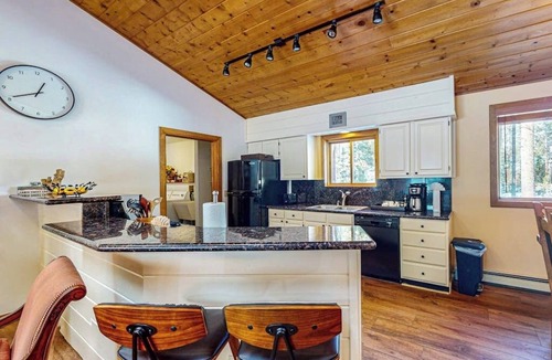 Blue River Cabin | Wonderful Getaway Near Town & Slopes W/Fast WiFi, Full Kitchen, Deck & More
