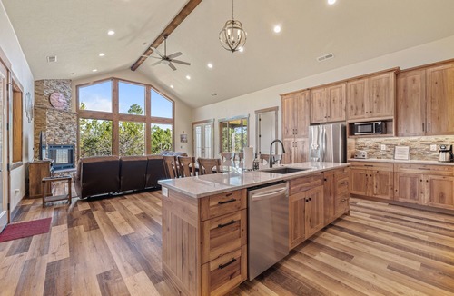 Zion National Park East Entrance House | Zion Cabin Retreat - Luxury with Nature Trails in Uncrowded East Zion. 3 kings