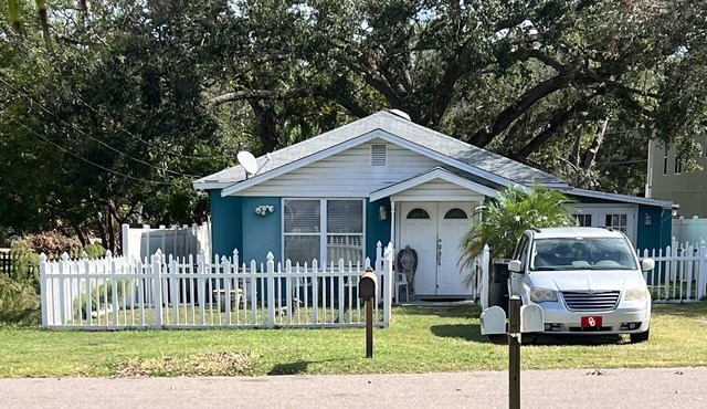 1 bedroom house; central air; dog friendly; great location in Clearwater
