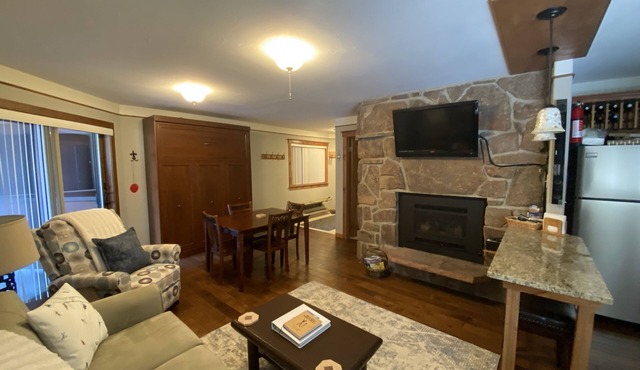 1 BR sleeps 5. Walk to the Gondola! Woods & Fraser River off the back deck.