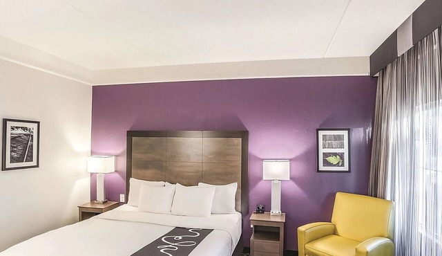 1 King Bed, La Quinta Inn, Hot Tub, Minutes from Flagstaff Extreme in Flagstaff