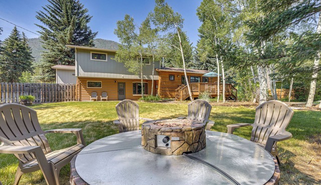 1 Mi to Pikes Peak! Creekside Family Hideaway