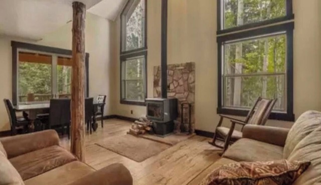 1-mile from Panguitch Lake! Sleeps 11 - Spacious cabin getaway.