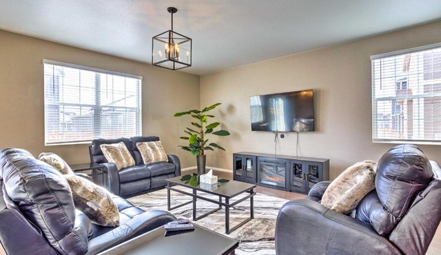 10 Mi to DIA: Spacious Aurora House w/Yard!
