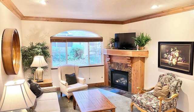 1049 | King Villa w/Kitchen + Pool & Hot Tub