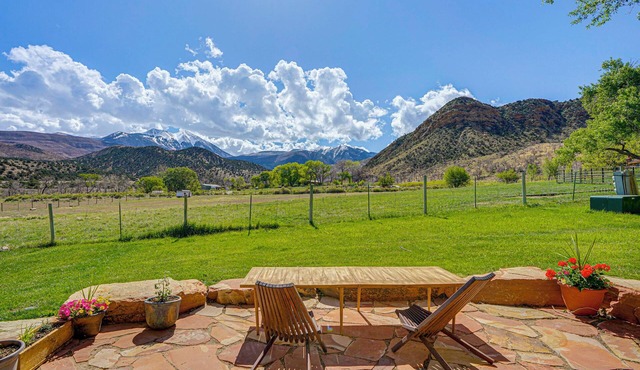 14 Mi to Main Street Moab: Cabin w/Hot Tub Access