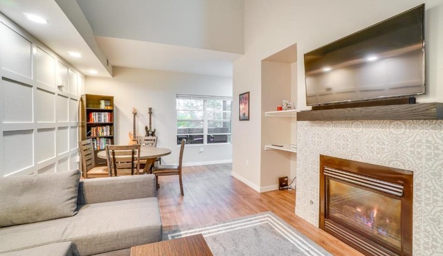 16 Mi to DIA: Townhome w/Fireplace in Aurora