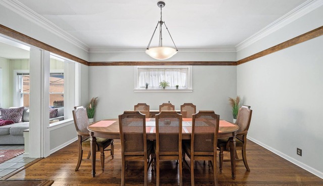 1910 Charming Historic Flat - Walk to Beach & Loyola! in Chicago