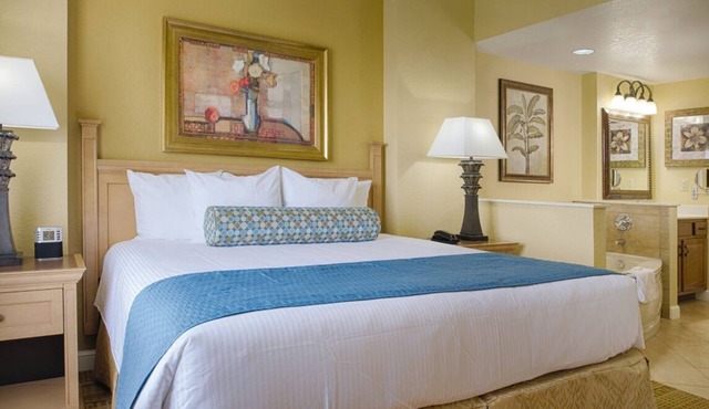 1BD/Orlando near Disney - 5 Pools, Hot Tub, Park Shuttle, and Games!