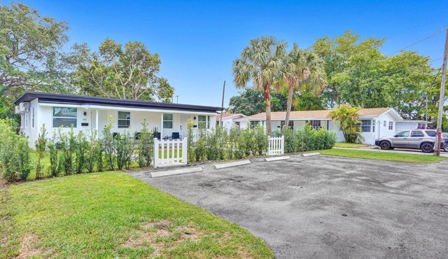 1BR Charming duplex in Hallandale Beach w Living room parking #2 in Hallandale Beach