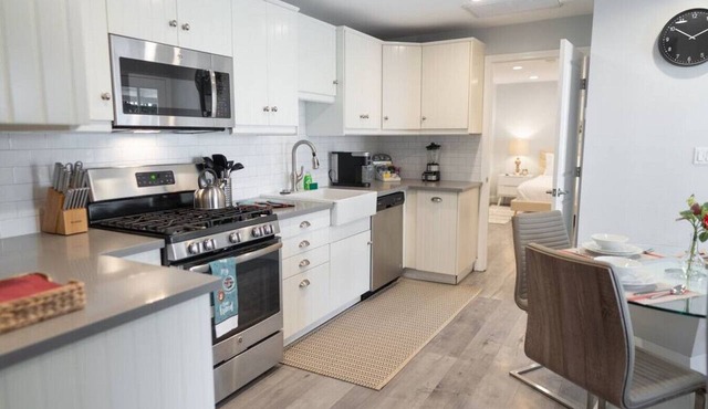 1BR *HOUSE* in GLENDALE with PRIVATE FENCED YARD (p55) in Glendale