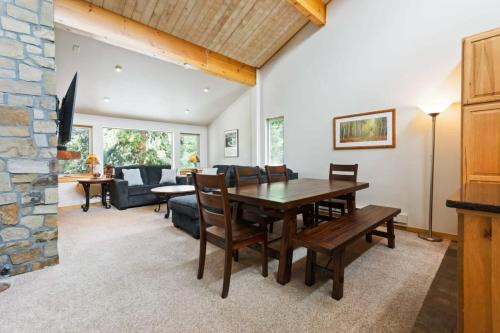 2 BDR Snodallion Condo Columbine Pool and Hot Tub