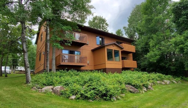 2 Bedroom Loon Villa in Voyageurs National Park in Kabetogama