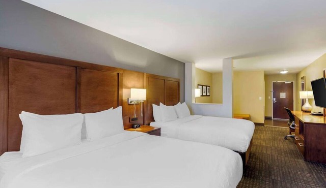 2 Classic Suites Close to Loveland Sports Park + Pool and Breakfast Included