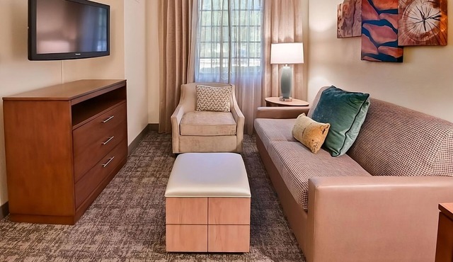2 Comfortable Units, Outdoor Pool, Free Breakfast, Pets Are Welcome! in Plantation