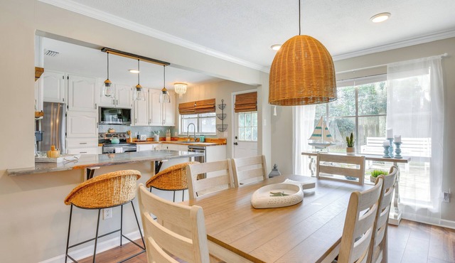 2 Mi to Shore: Modern Retreat in Fort Walton Beach