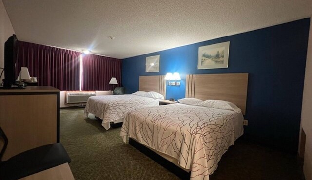 2 Queen Beds + Free Continental Breakfast — Steps from Historic Down & Museum in Marshall County