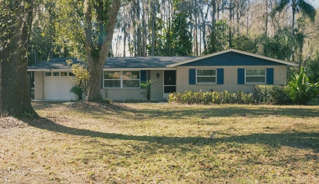 2 separate homes, each 3-bed 2 bath one on Lake and are only a 5-min. car ride. in Lutz