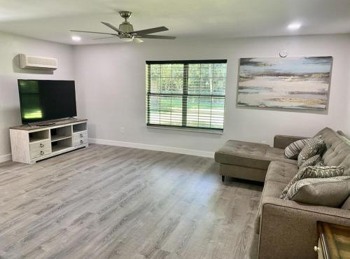 2400 heated sqft Centrally located majestic house with king beds in Gainesville