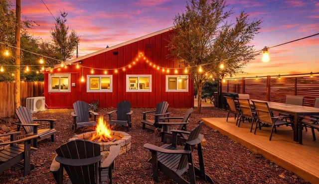 25 Min to Grand Canyon, Hot Tub, Fire Pit & Fun