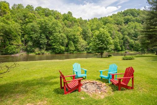 2Bd Riverfront with Expansive Outdoor Space, River Access, Fire Pit in Crumpler