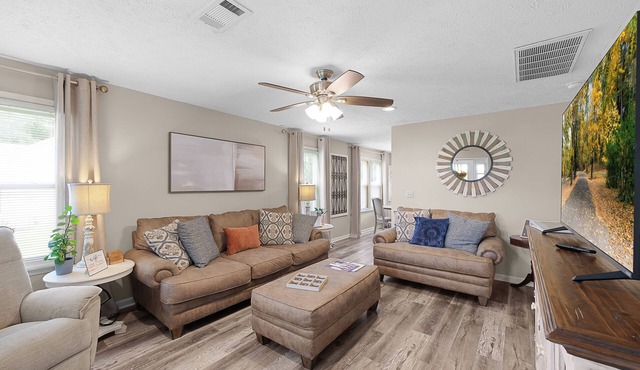 2BR 1BA Cozy Townhome All the Amenities Patio Minutes from I-40 in Jackson