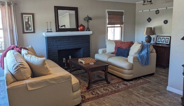 2BR/2B Comfy Bungalow close to UofA in Tucson