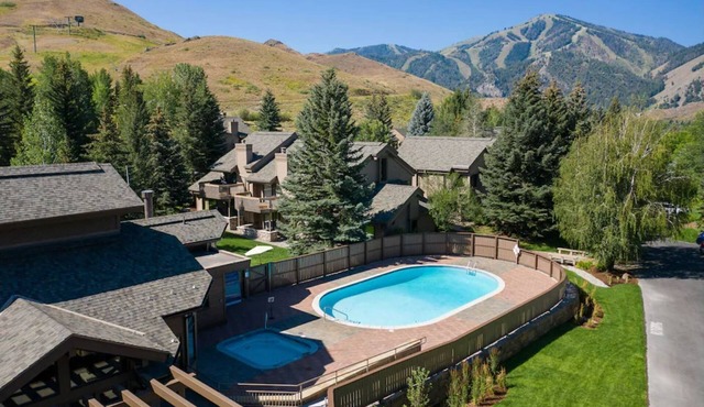 2br+loft Townhome @ base of Dollar Mtn. ski area; hot tub & pool in Sun Valley
