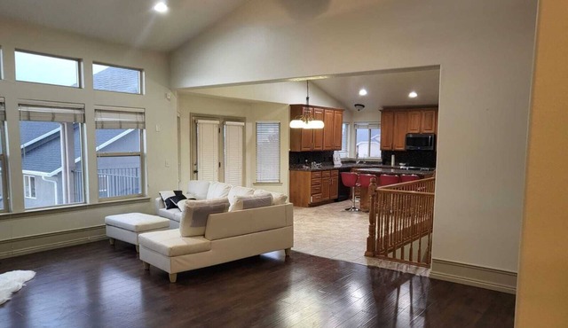 3 bd/3bath luxury home- great mountains/city view