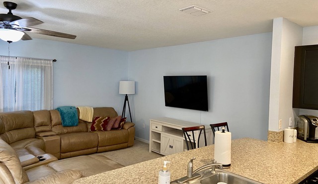 3 bed 2.5 Bath townhome, close to Daytona speedway, beaches, sleeps 6, wifi, TV in Holly Hill