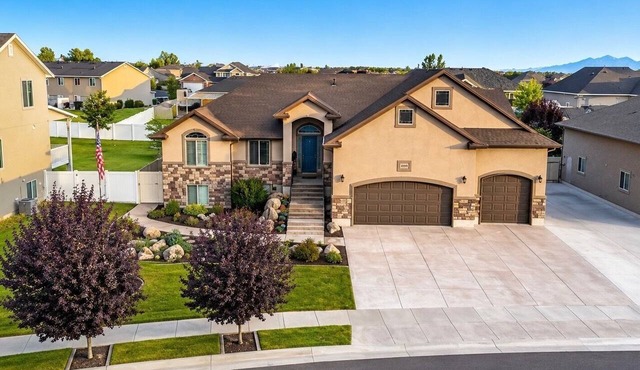3 Bedroom 3 bath main level Home with Hot Tub