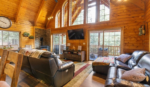 3 Bedroom, 4 Bed, 3 bathroom Cabin with Hot Tub in Duck Creek