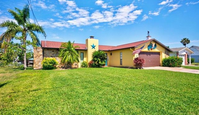 3-BR/2 Bath waterfront home with direct access to Gulf. Pool, kayaks and dock in Hernando Beach