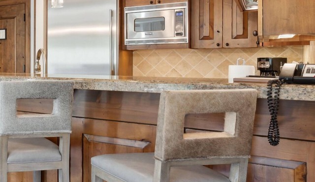 3 Suite, Amenities, Fireplace, Hot Tub, Fire Pit!