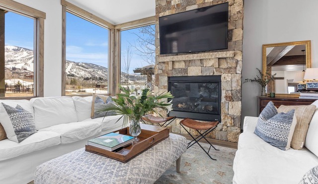 30+ Night Ski Retreat | Pet Friendly| Minutes to Slopes | Hot Tub