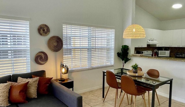 310D - Boca Retreat w/Pool, Parking, Near Evert Tennis & Shops