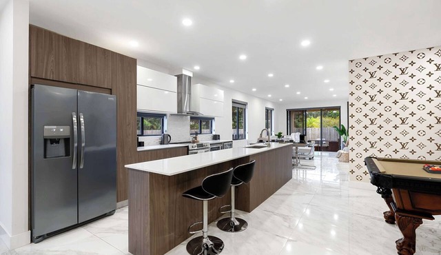 3BR Luxe Duplex with Pool, BBQ & Games Near Downtown in Fort Lauderdale