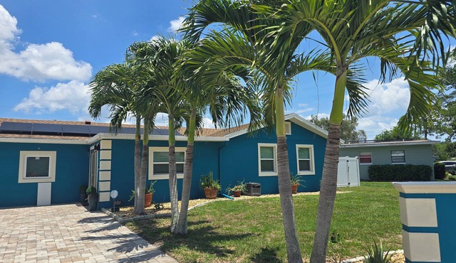 4-bdrm home in lovely Cocoa with Pool, WiFi, AC, Minutes to Attractions.