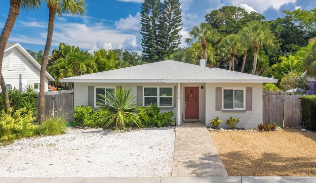 4 Bedroom/3 Bath Pool Home Child Friendly- 5 Min walk to beach! in St Pete Beach