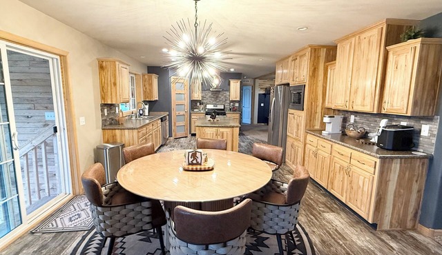 4-bedroom house in enchanting Devils Tower with Hottub and Swim Spa in Devils Tower