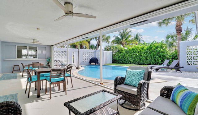 4 Bedroom Pool Home - Walk to the Beach! in West Palm Beach