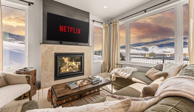 4 BR Cozy Upscale Mountain Retreat, Hot Tub, Mountain Views