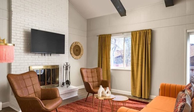 4 BR Modern Home with Pool Table and Fire Pit!
