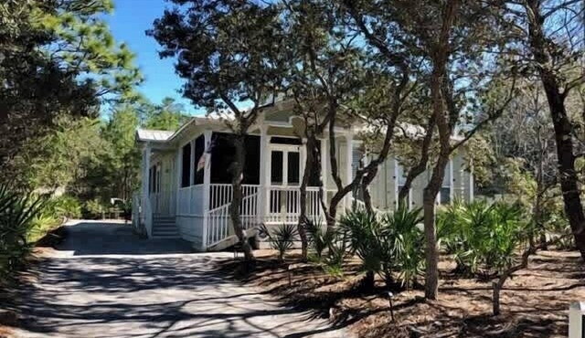 4 FREE bikes, Community Pools, Tennis-Beach Chairs