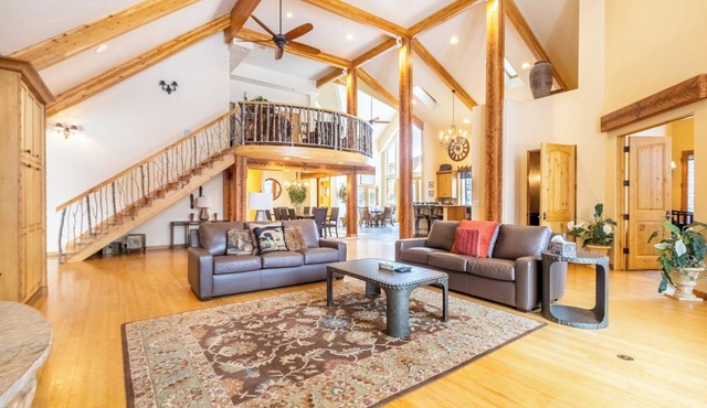 4 Min Drive to Main Street, Private Deck with Hot Tub and Mountain Views!